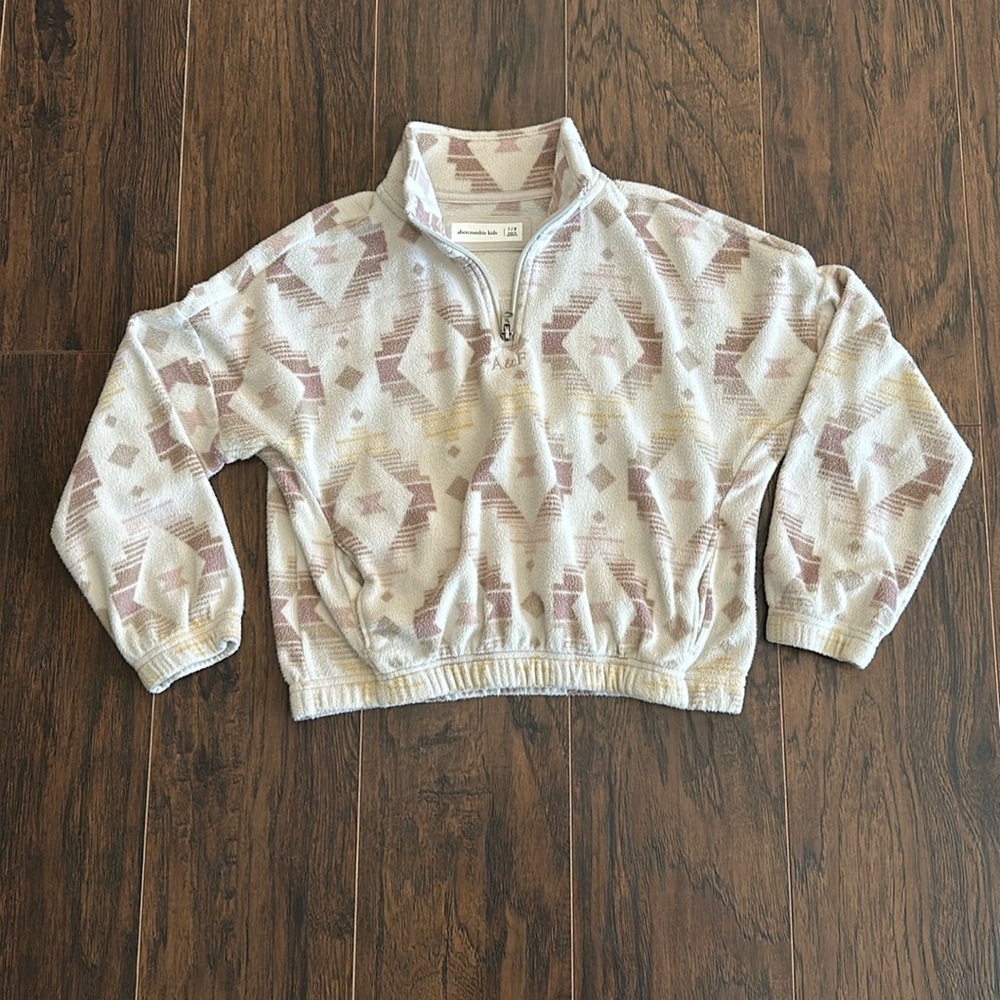Abercrombie Kids Crop Top 1/4 Zip Fleece in an Aztec Print. Size 7/8